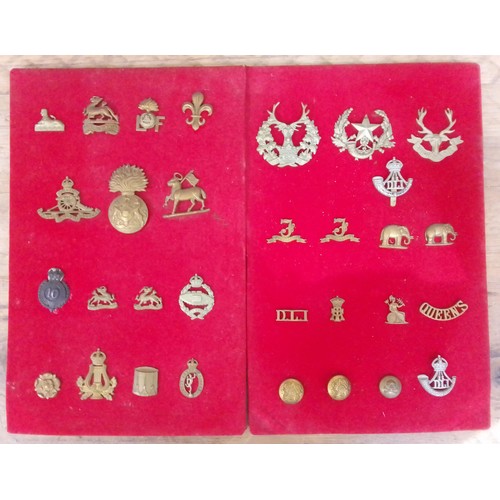 169 - A collection of 31 military cap badges and buttons.