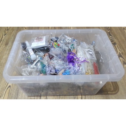 274 - A box of assorted costume jewellery.