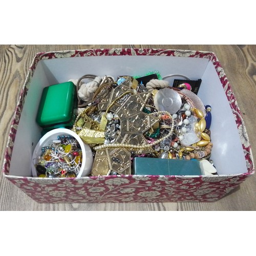 275 - A box of assorted costume jewellery.