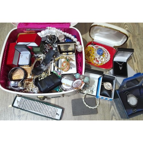 276 - A box of assorted costume jewellery.