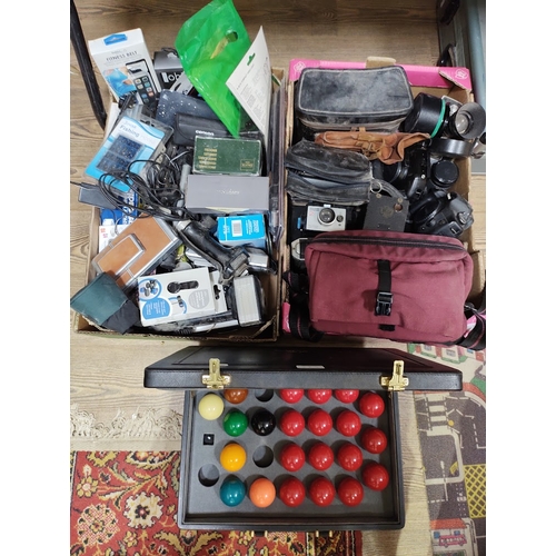 225 - Assorted collectables to include 35mm cameras, vintage cameras, a cased set of snooker balls, binocu... 