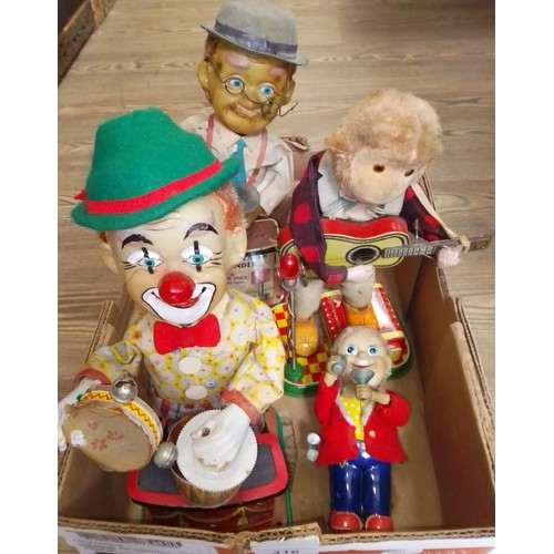 416 - A group of three electric toys comprising a Charley weaver bartender and two musicians, together wit... 