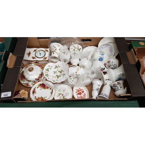 540 - Decorative china items - 4 pieces of Royal Albert Old Country Roses, 11 pieces of Wedgwood Wild Stra... 