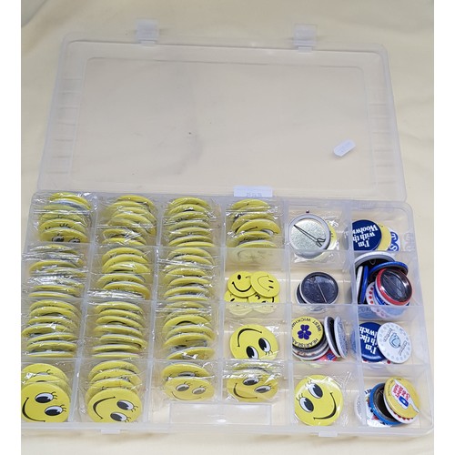 565 - A tray & a tub of assorted pin badges