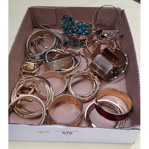 570 - A tray of 20+ gold tone bangles & bracelerts