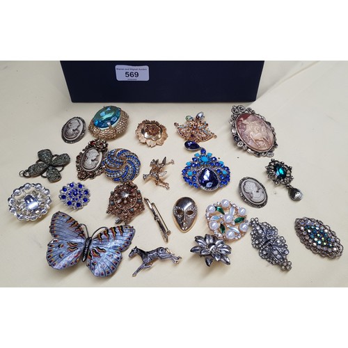 569 - A box of 20+ vintage brooches