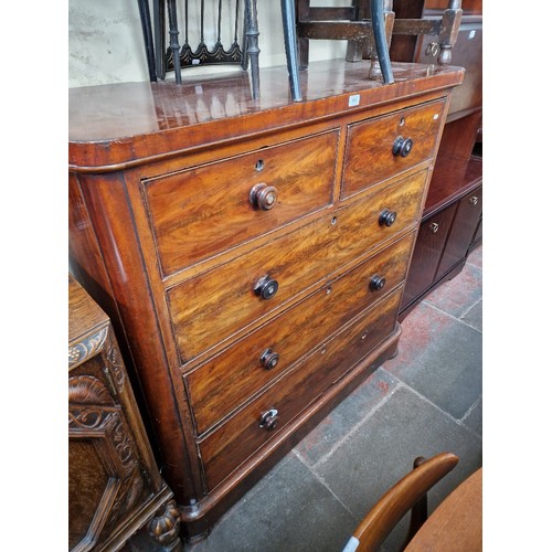 972 - A Victorian mahogany chest of drawers.