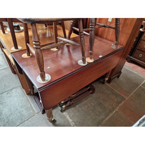 1005 - A Regency extending drop leaf table with reeded legs, having three extra leaves and two extra legs.