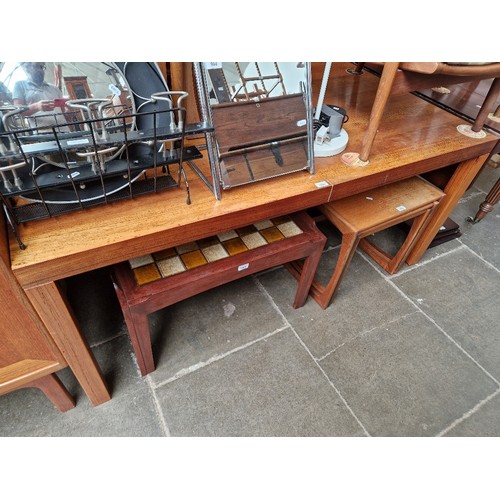 1000 - A mid 20th century extending dining table, height 72cm, width 165cm and depth 99cm.