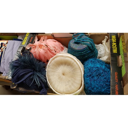 436 - A box of vintage 1950s and 60s women's hats and a 1950s fur stole.