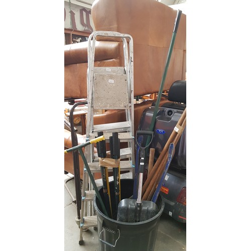 472 - 2 sets aluminium step ladders and various garden tools (BIN NOT INCLUDED)