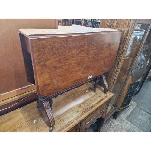 1028 - A late Victorian mahogany Sutherland table.