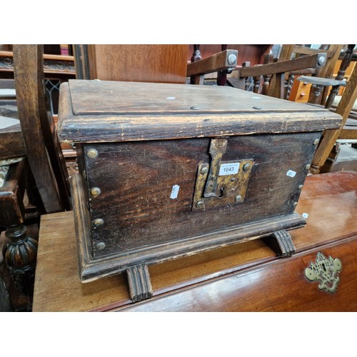 1043 - A wooden chest marked 'Porto Rodrigues' to the interior.