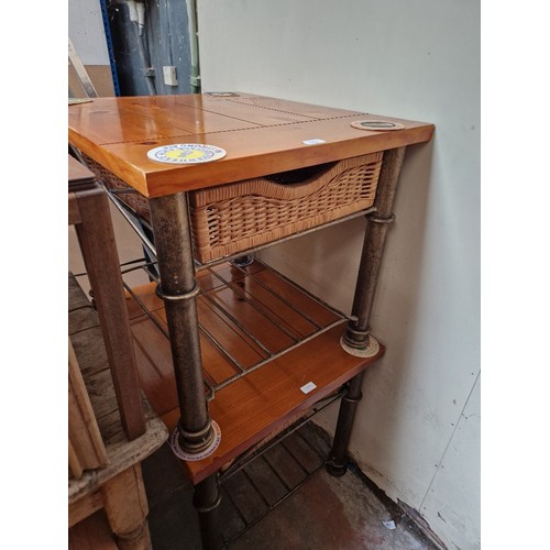 1091 - A pair of side tables with metal bases.