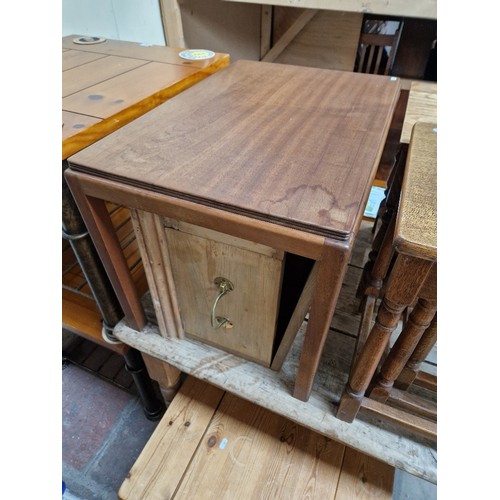 1092 - A mid 20th century Gordon Russell walnut coffee table