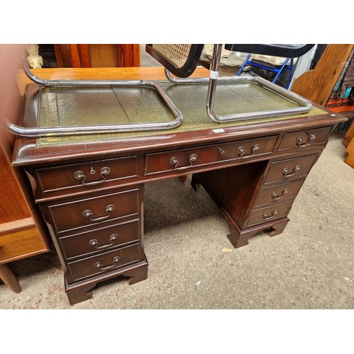 1089 - A mahogany pedestal desk with tooled leather top