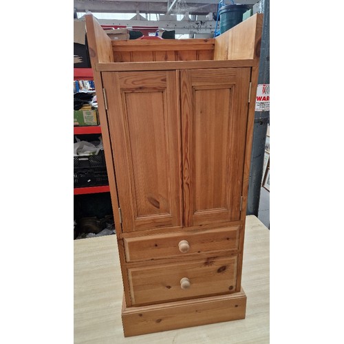 1133 - A pine cabinet.