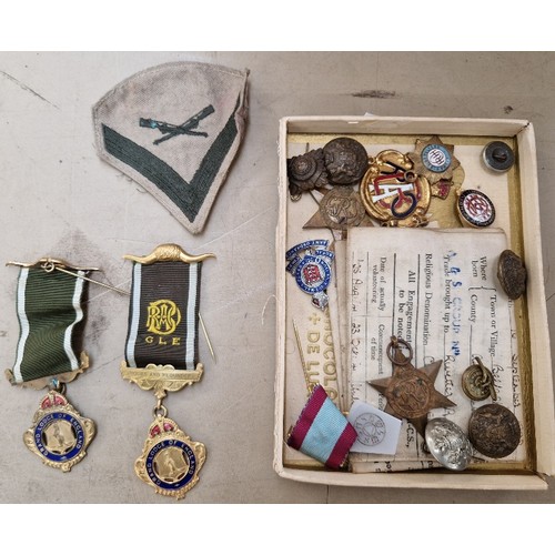 571A - A tray of assorted militaria to include 2 x WWII medals, buttons & paperwork etc.