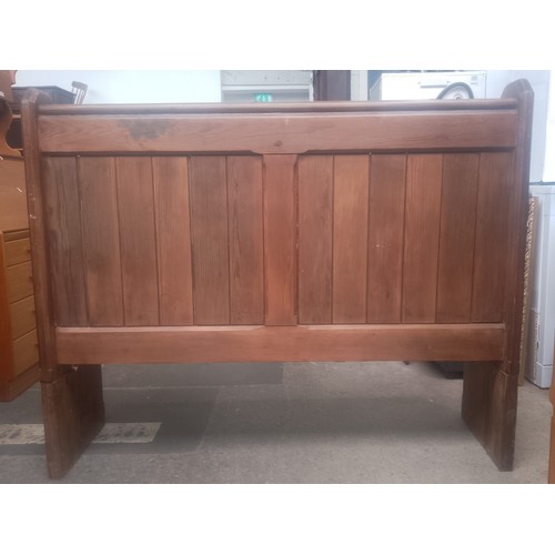 1072 - A pitch pine church pew