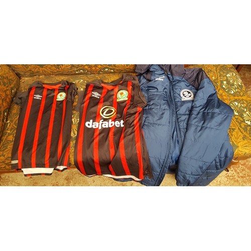 139 - Approx 30 various football shirts & training tops, The shirts consist of vintage ac Milan and inter ... 