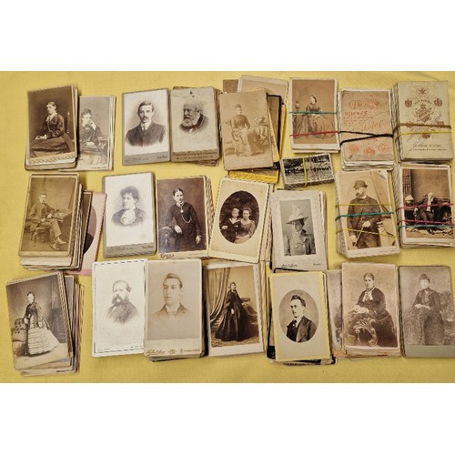 128 - A box of assorted loose photographs, cabinet cards, CDV cards, approximately 600.