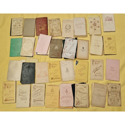 128 - A box of assorted loose photographs, cabinet cards, CDV cards, approximately 600.