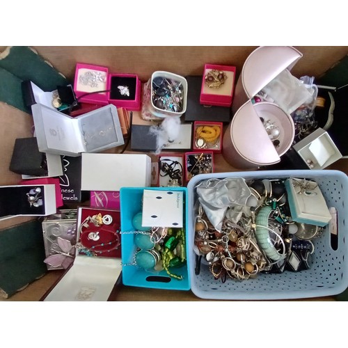 442 - A box of assorted costume jewellery including silver.