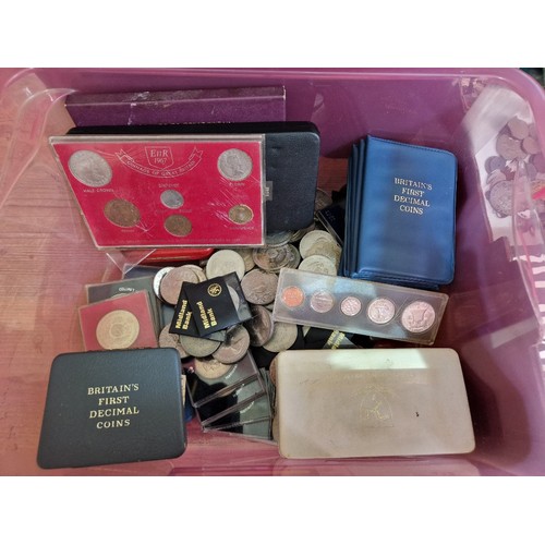 432 - A box of assorted coins & coin sets to include commemorative etc.