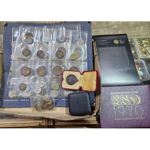 438 - A tray of assorted GB & world coins & sets etc.