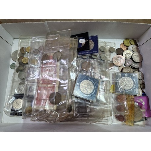 439 - A tray of assorted GB & world coins etc.