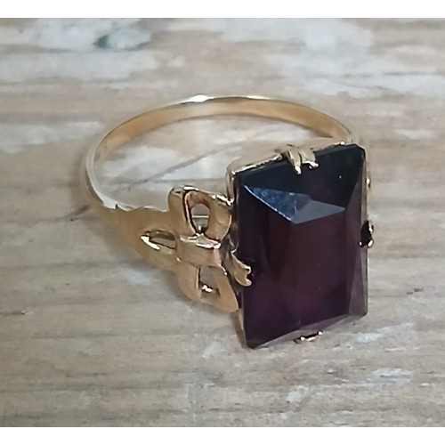 485 - A purple stone ring, marked '9ct', gross weight 2.5g, size L.