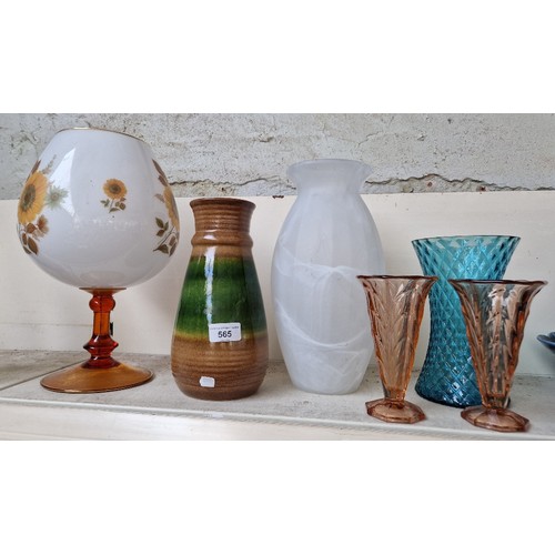 565 - Five glass vases and a pottery vase