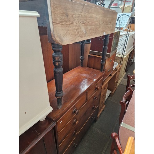 901 - A late Georgian mahogany chest of drawers and a farm house pine drop leaf table.