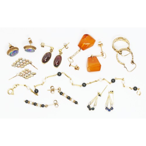 28 - A mixed lot of jewellery comprising a cultured pearl and black bead bracelet with matching earrings,... 