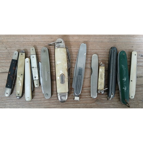 446 - A collection of penknives.