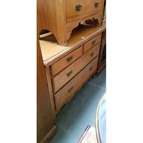 912 - An early 20th century oak chest of drawers.