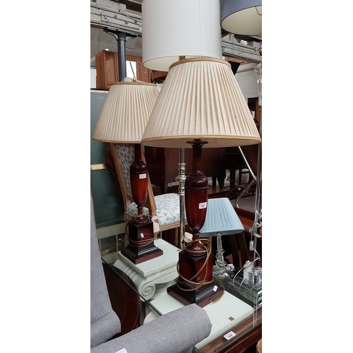 947 - A pair of table lamps.