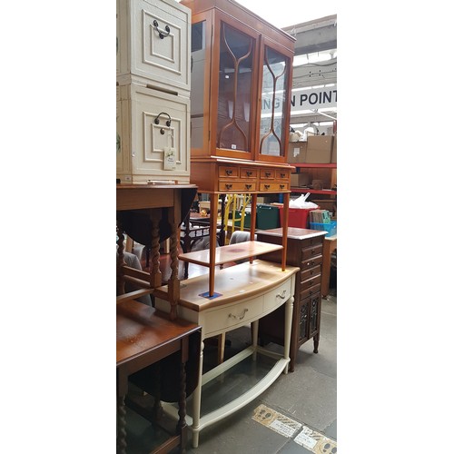 943 - A mahogany display cabinet and a painted oak top side table.