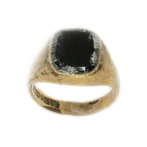 35 - A 9ct gold black onyx signet ring, sponsor 'WG&S' (William Griffiths & Sons), Birmingham 1969, gross... 