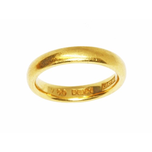 33 - A hallmarked 22ct gold wedding band, sponsor 'JH' (James Harrison), Chester 1958, weight 5.5g, size ... 