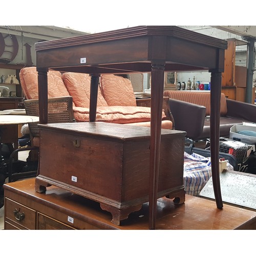 990 - A Regency mahogany card table, crossbanded with rosewood to the top, standing on splayed legs.