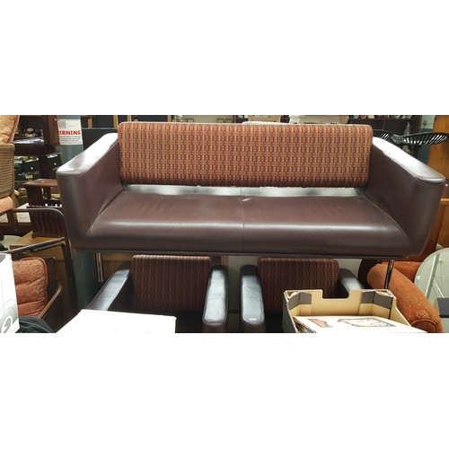 985 - A modern three piece suite comprising three seater sofa & 2 armchairs.