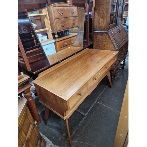 901 - A mid 20th century walnut dressing table and matching chest of drawers by Alfred Cox.