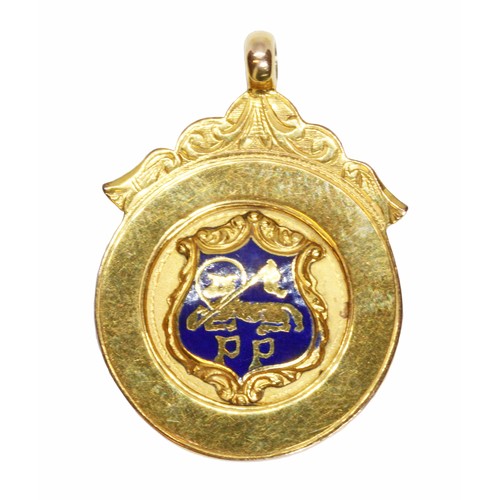 121 - A 9ct gold an enamel Preston medal, hallmarked: sponsor 'D&D', Birmingham 1922, length 34mm, gross w... 