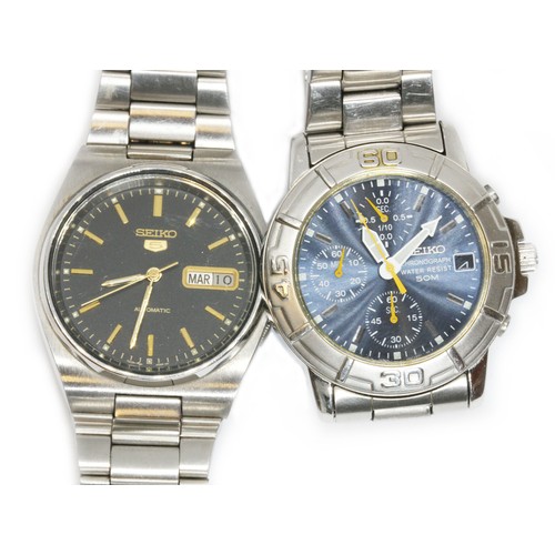 98 - Two Seiko stainless steel wristwatches, both boxed with papers.