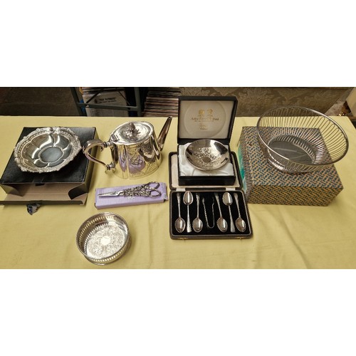 202 - A box of silver plated ware including Arthur Price boxed items, cased spoon set, etc.