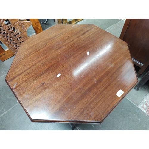 945 - An Edwardian mahogany octagonal top occasional table.