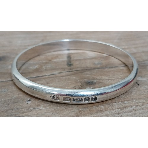 127 - A Guild of Silversmiths silver bangle by David Hart, diameter 68mm, weight 54.5g.