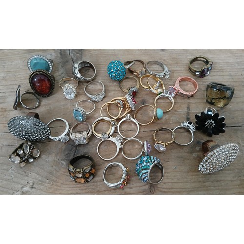 137 - A quantity of assorted costume rings.