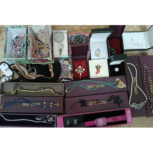 135 - A box of assorted jewellery comprising mainly costume, various makes including Pilgrm, Past Times et... 